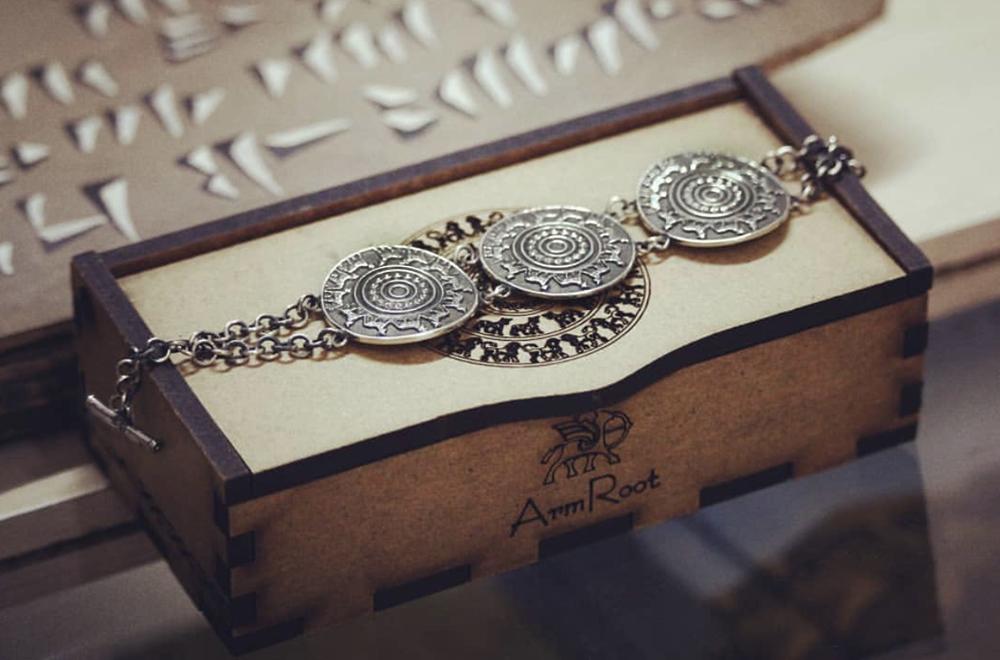 Hiraola's Product Image