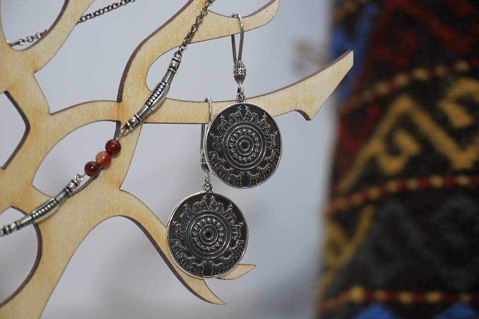 Hiraola's Product Image