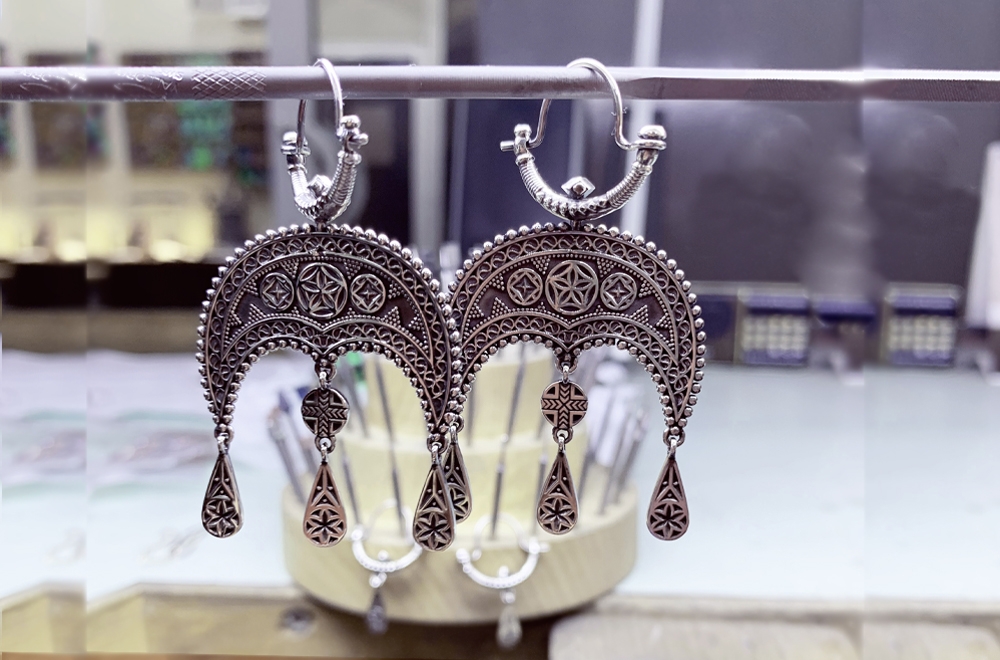 Revolving Earrings "Daghdghan" thumbnail